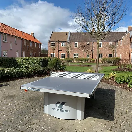 Hideaway At The Bay, 1 Bedroom Ground Floor Apartment, 2 Small Dogs On Request * Filey