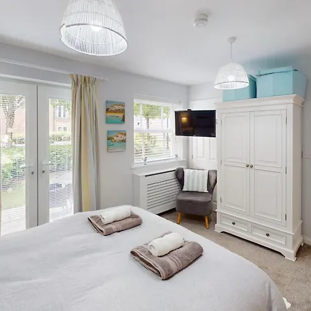 Hideaway At The Bay, 1 Bedroom Ground Floor Apartment, 2 Small Dogs On Request Filey