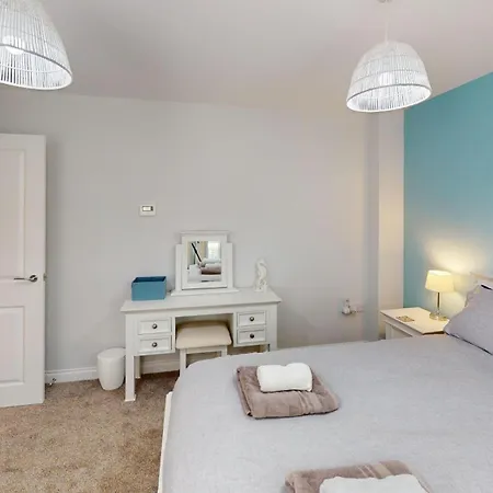 Hideaway At The Bay, 1 Bedroom Ground Floor Apartment, 2 Small Dogs On Request * Filey