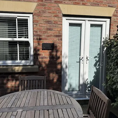 Hideaway At The Bay, 1 Bedroom Ground Floor Apartment, 2 Small Dogs On Request * Filey