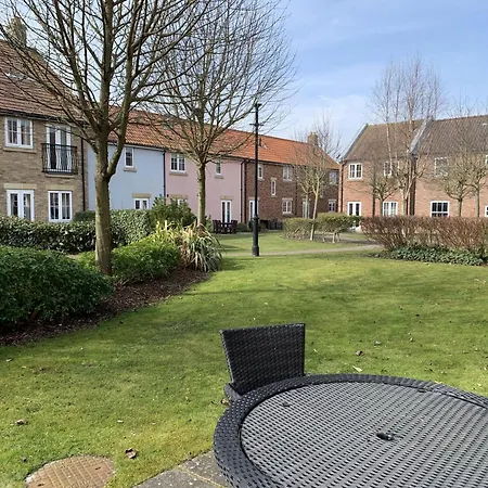 Hideaway At The Bay, 1 Bedroom Ground Floor Apartment, 2 Small Dogs Welcome * Filey